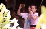 Sân khấu độc đáo làm từ hơn 10.000 bông hoa loa kèn tại Viện Huyết học